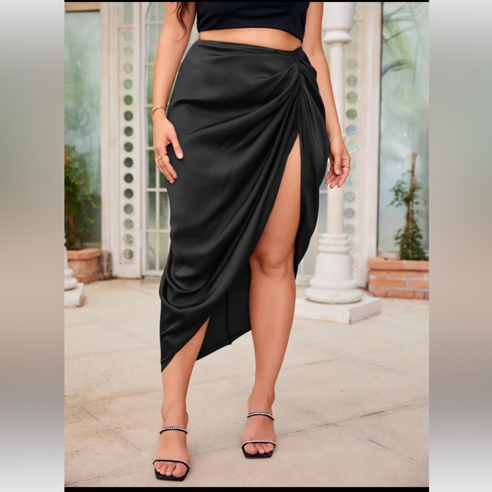 SHEIN Plus Ruched Split Thigh Satin Skirt
